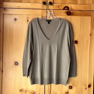 J Crew 100% merino light weight sweater size L